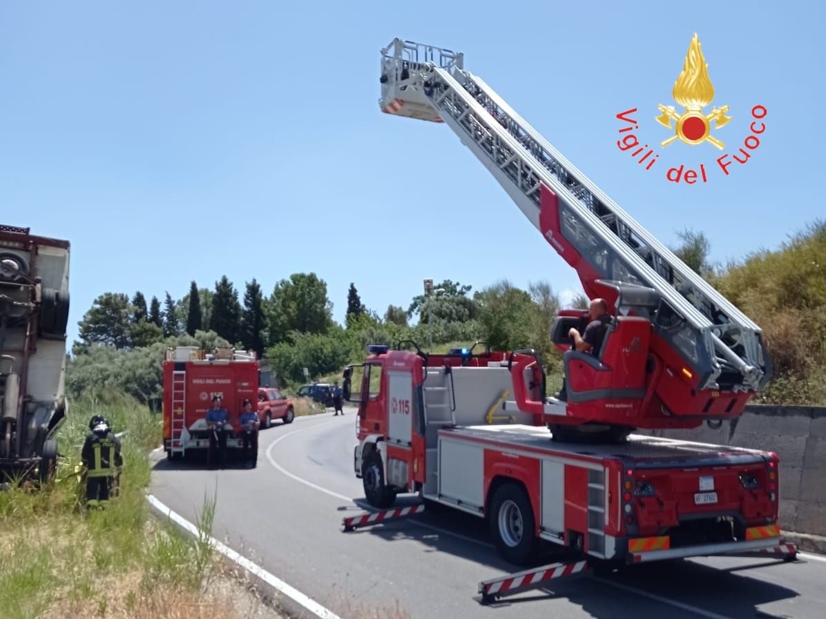 Autocarro fuori strada a Satriano, ferito il conducente