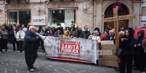 Sanità vibonese in crisi, la protesta dei cittadini: in centinaia di fronte la Prefettura