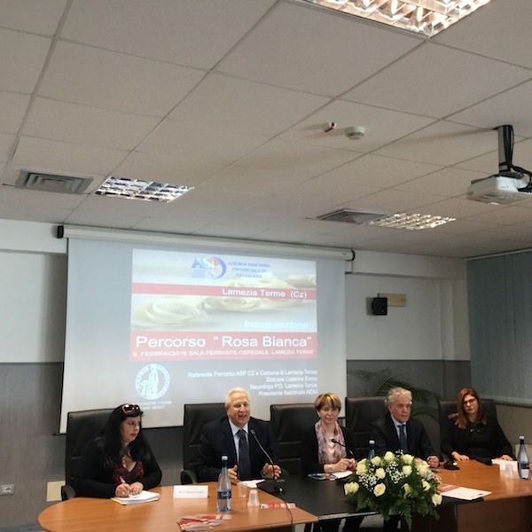 Una rosa bianca contro la violenza