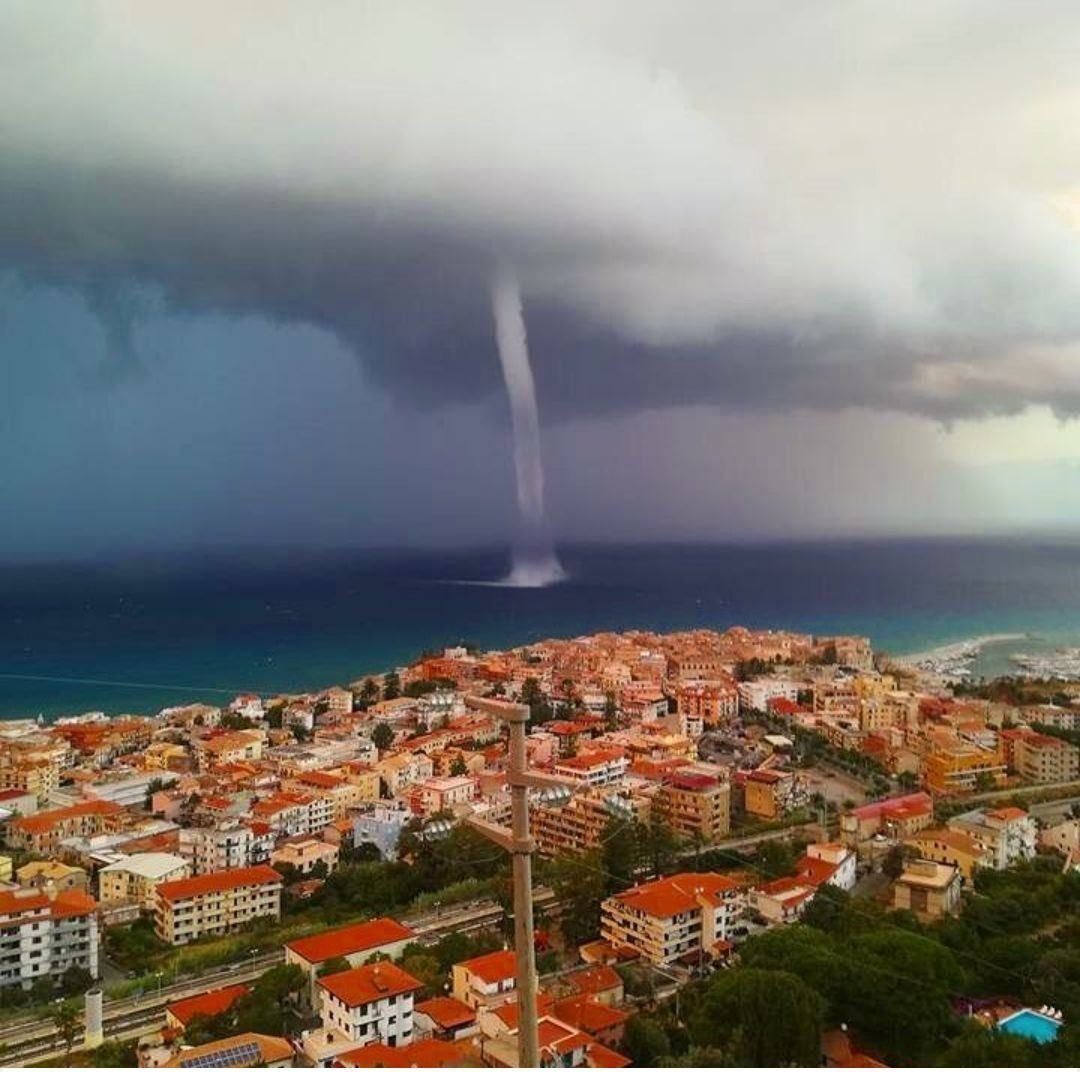 Maltempo, tromba d'aria al largo di Tropea – VIDEO