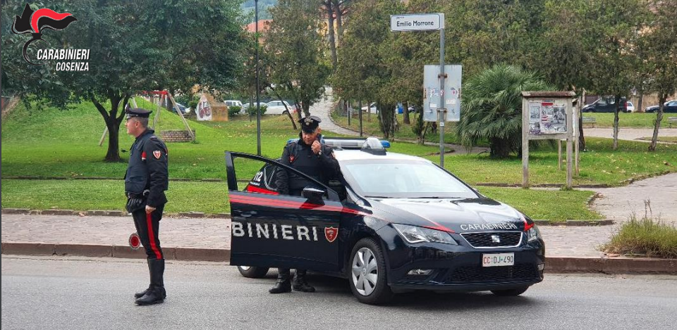 Cosenza, produceva e vendeva capi contraffatti: denunciato