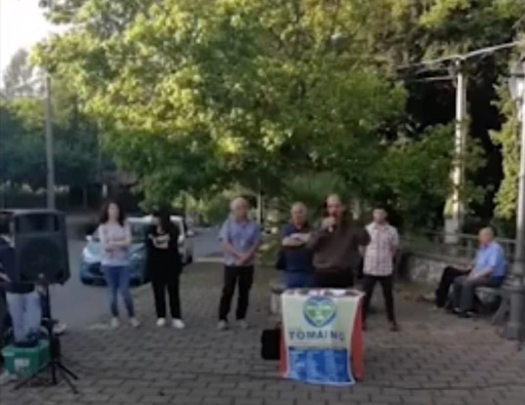 «Scusate l'inglese». E il comizio di Decollatura diventa virale – VIDEO