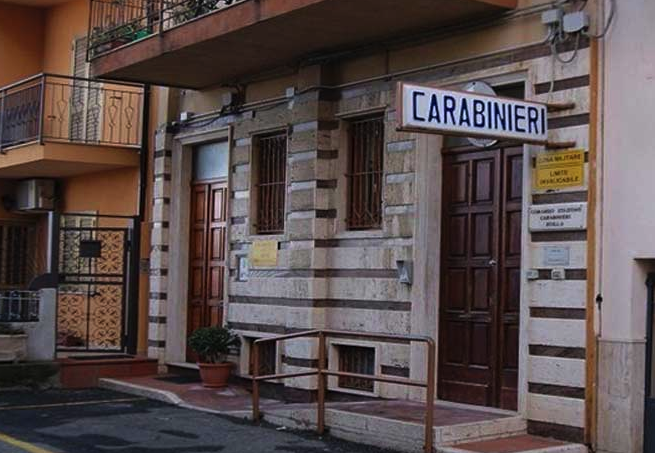 Scilla, scritte offensive contro il comandante dei carabinieri. Si indaga