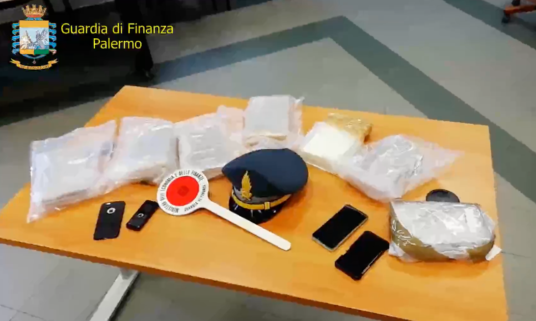 In auto con 7,7 chili di cocaina, fermato un reggino a Palermo – VIDEO