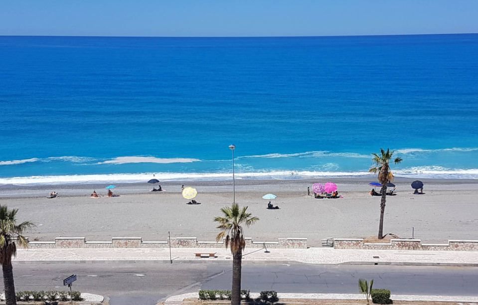 Malore per un bagnante a Torremezzo, morto un 67enne