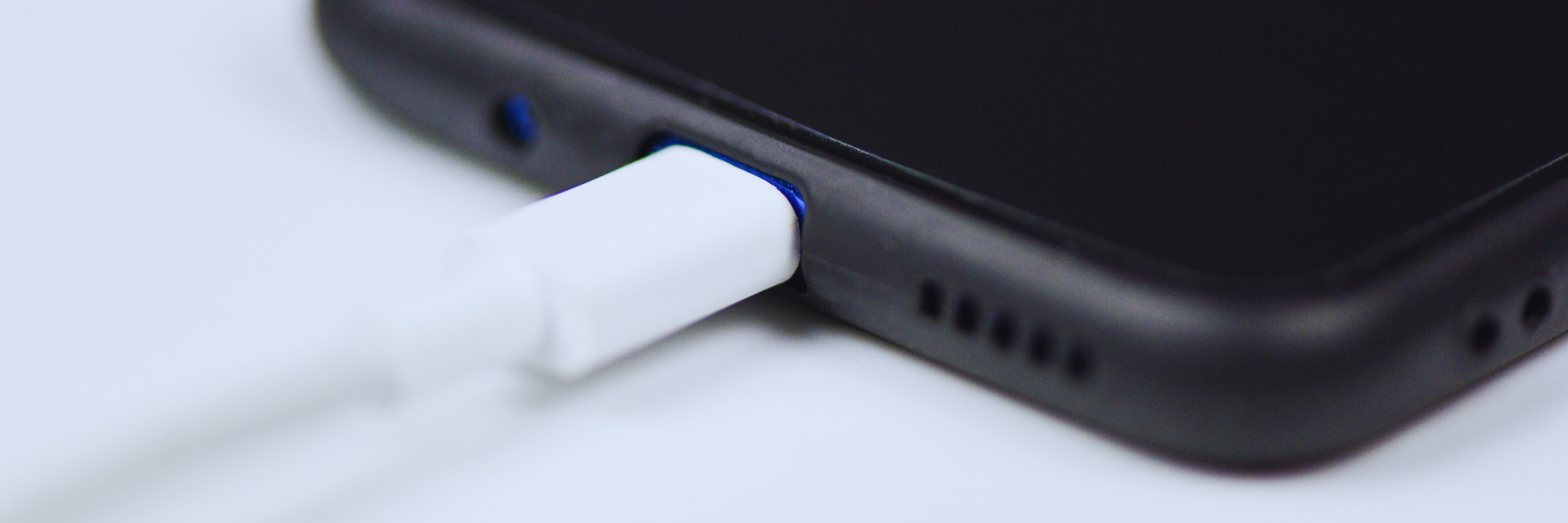 È iniziata oggi l’era del caricabatterie universale