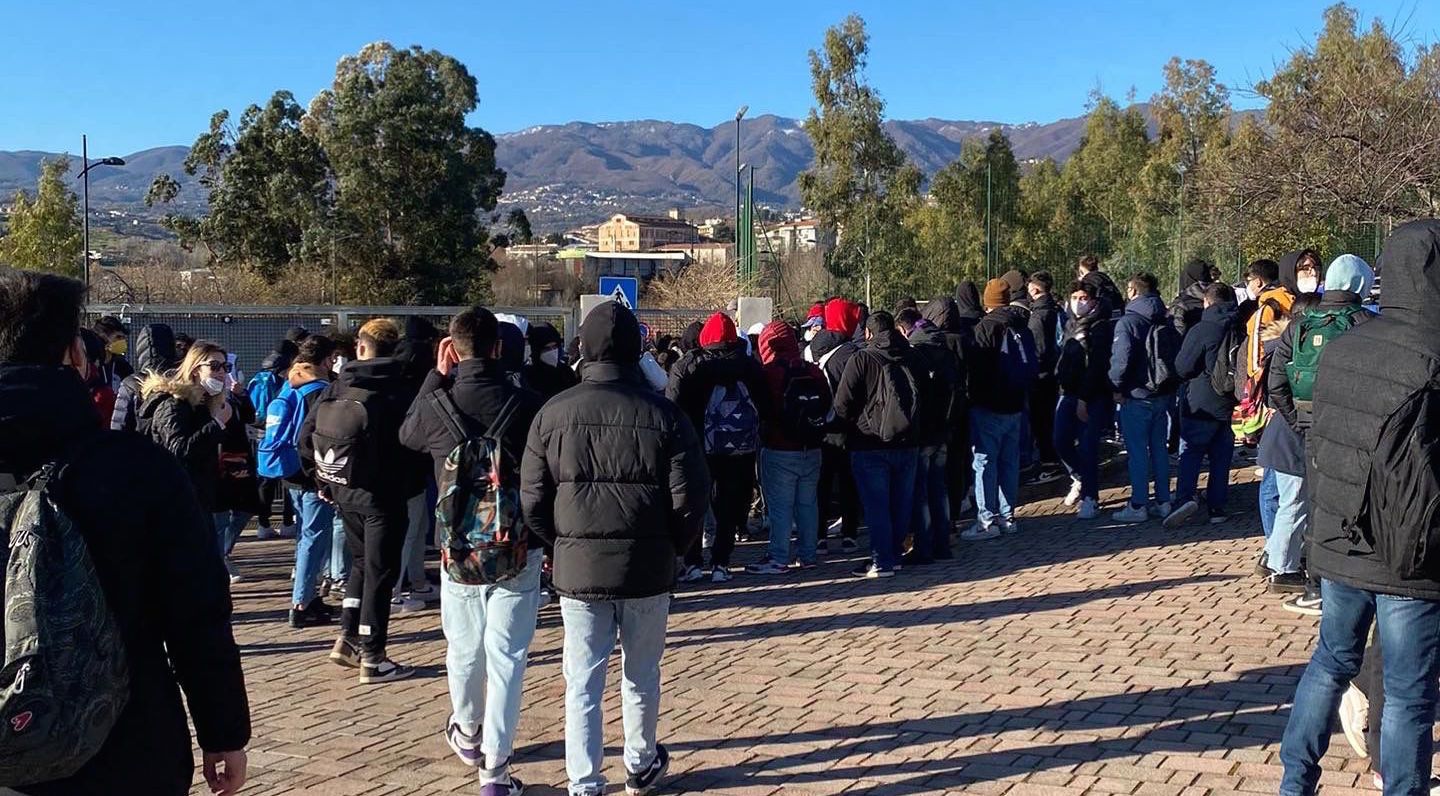 Molestie al liceo, si muove il ministero. «Allusioni porno a ogni lezione, ecco perché ho denunciato»