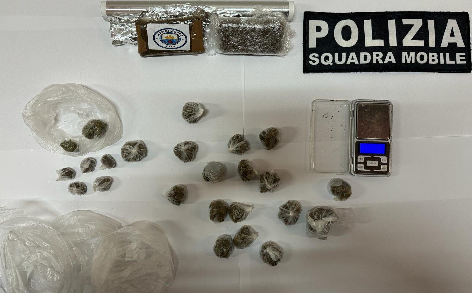 Nascondeva la droga nel marsupio e in casa, arrestato un uomo a Vibo Valentia