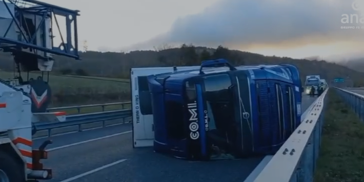 Autocarro si ribalta sull’autostrada, disagi sul tratto Campotenese-Mormanno in direzione nord – VIDEO