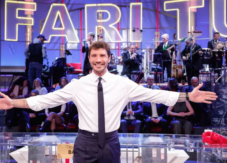 I video privati di Stefano De Martino finiti online, sospettato un uomo avvistato sulla spiaggia di Diamante