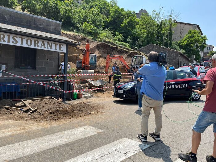 Frana un terrapieno dietro a un ristorante, morto il proprietario