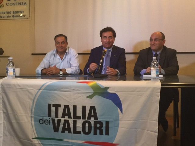 Molinari "sposa" Idv: «A Oliverio è mancato il coraggio»