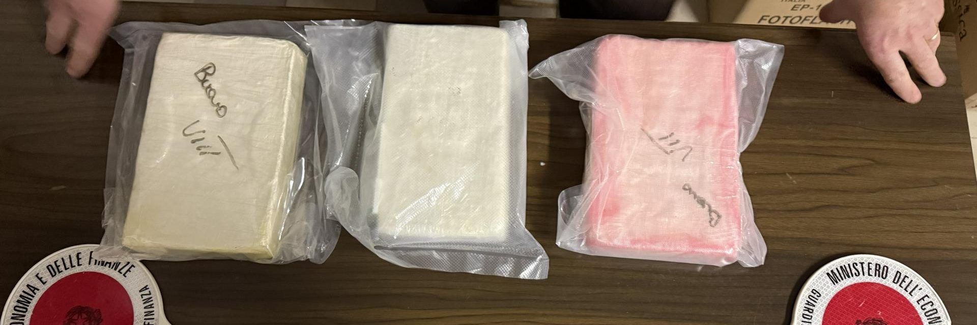 Perquisizione di un’auto sospetta, sequestrati 3,3 kg di cocaina