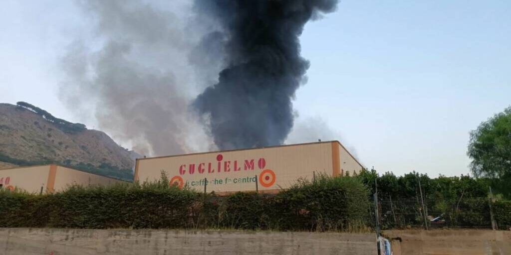 Incendio allo stabilimento Caffè Guglielmo, indagano i carabinieri – VIDEO E FOTO