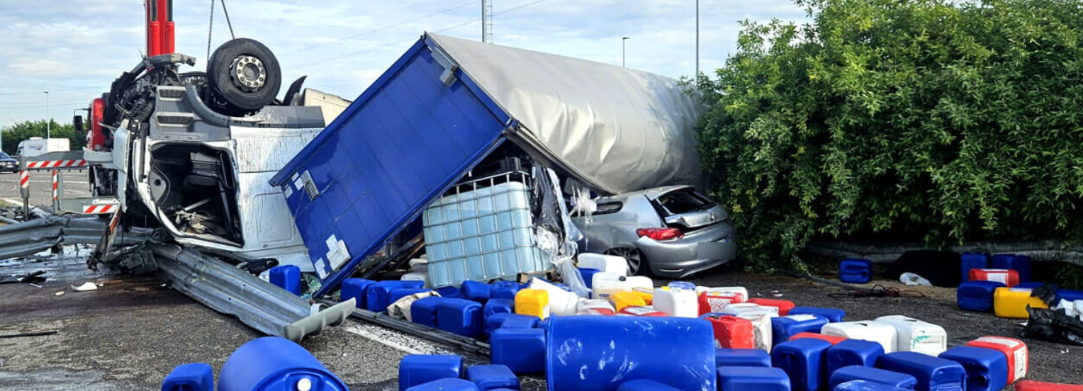 Camion con acido travolge auto, un morto e 7 intossicati sull’A21