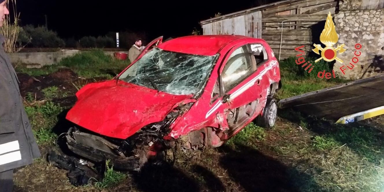 Incidente sulla Statale 106 nel Soveratese, giovane ferito e trasportato in ospedale