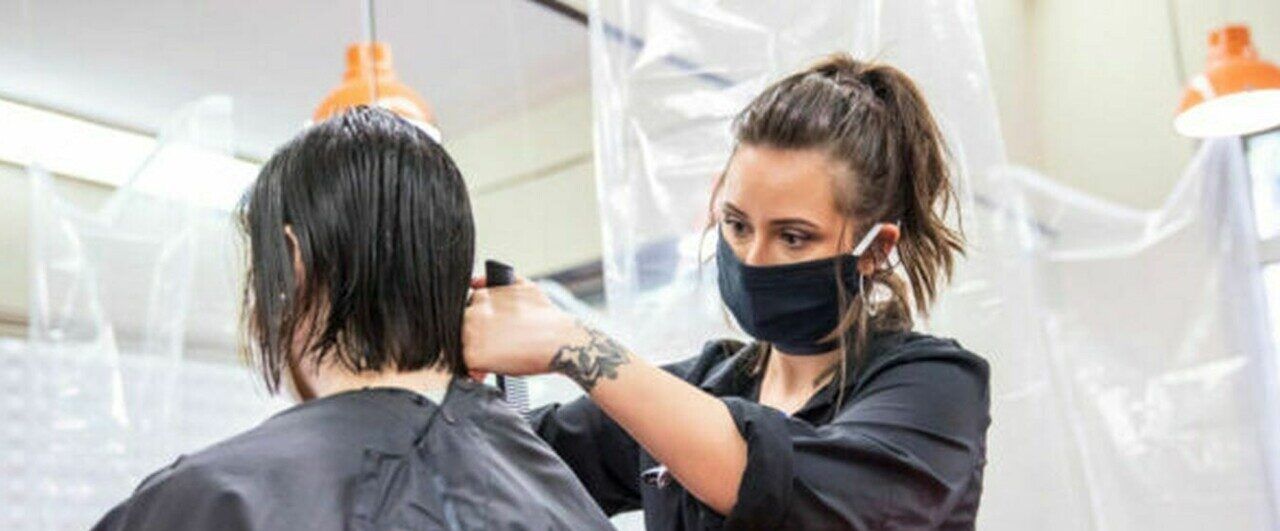 Da parrucchiere e tabaccaio con il green pass, scatta l’obbligo