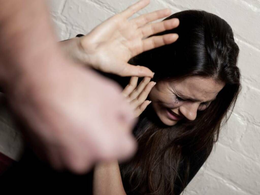 Isola Capo Rizzuto, lesioni ai danni dell’ex ragazza: arrestato 26enne