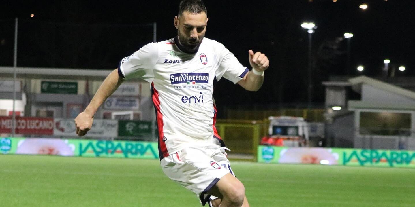 Comi fa sorridere Baldini, Crotone corsaro a Messina