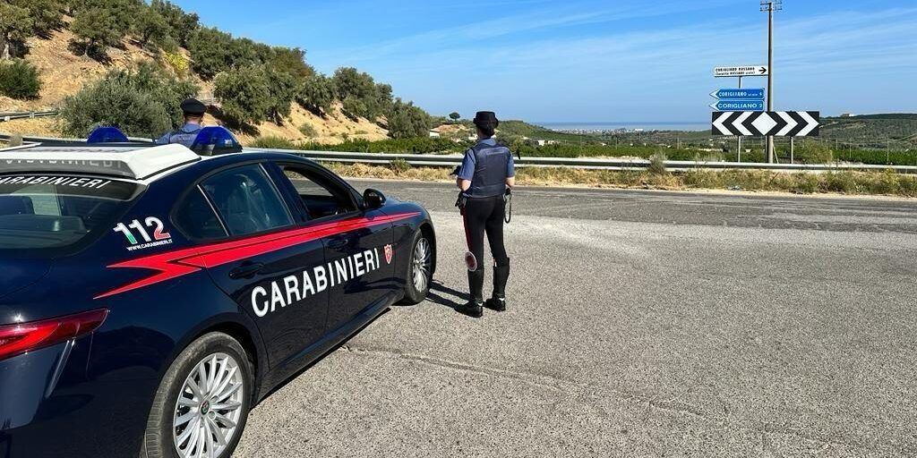 Aggredisce la madre per estorcerle denaro, 35enne arrestato nel Cosentino