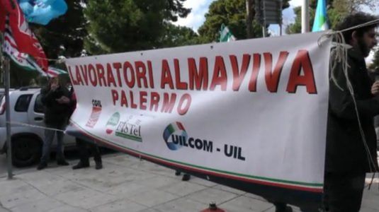 Almaviva, gli operatori occupano il call center Palermo