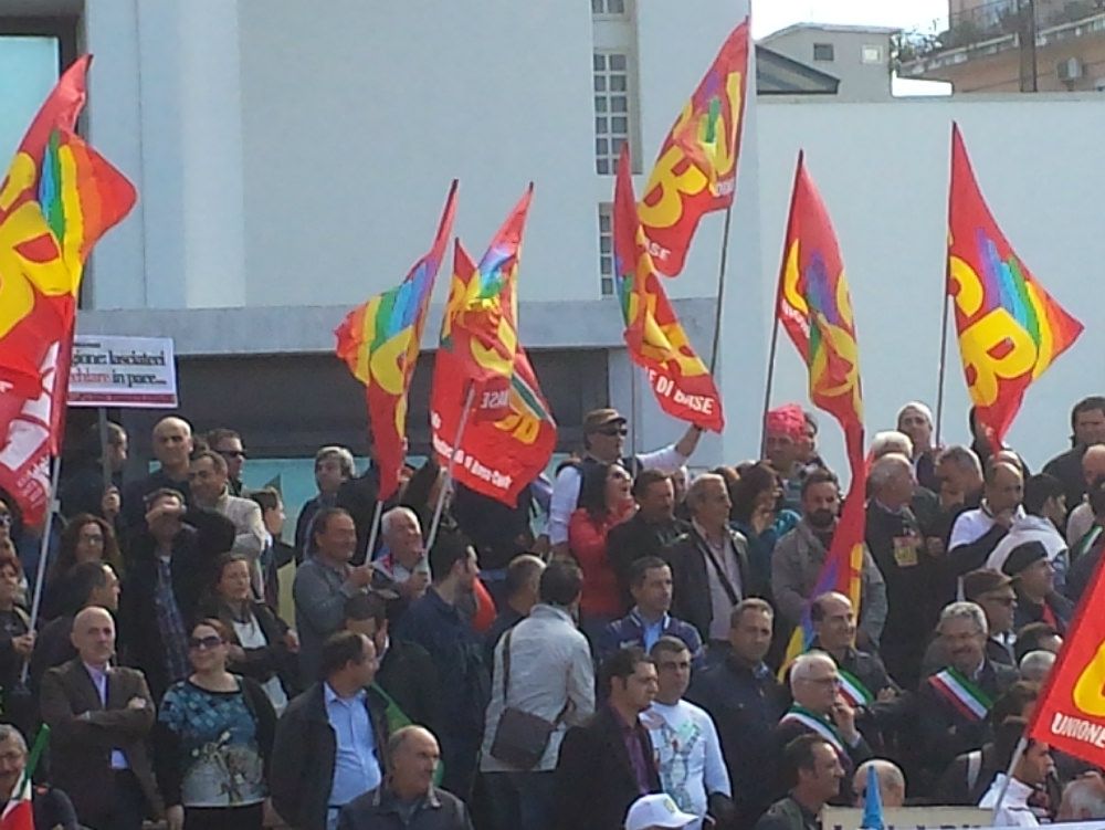 L`ASSEDIO DEI PRECARI | I sindaci occupano la sala del Consiglio