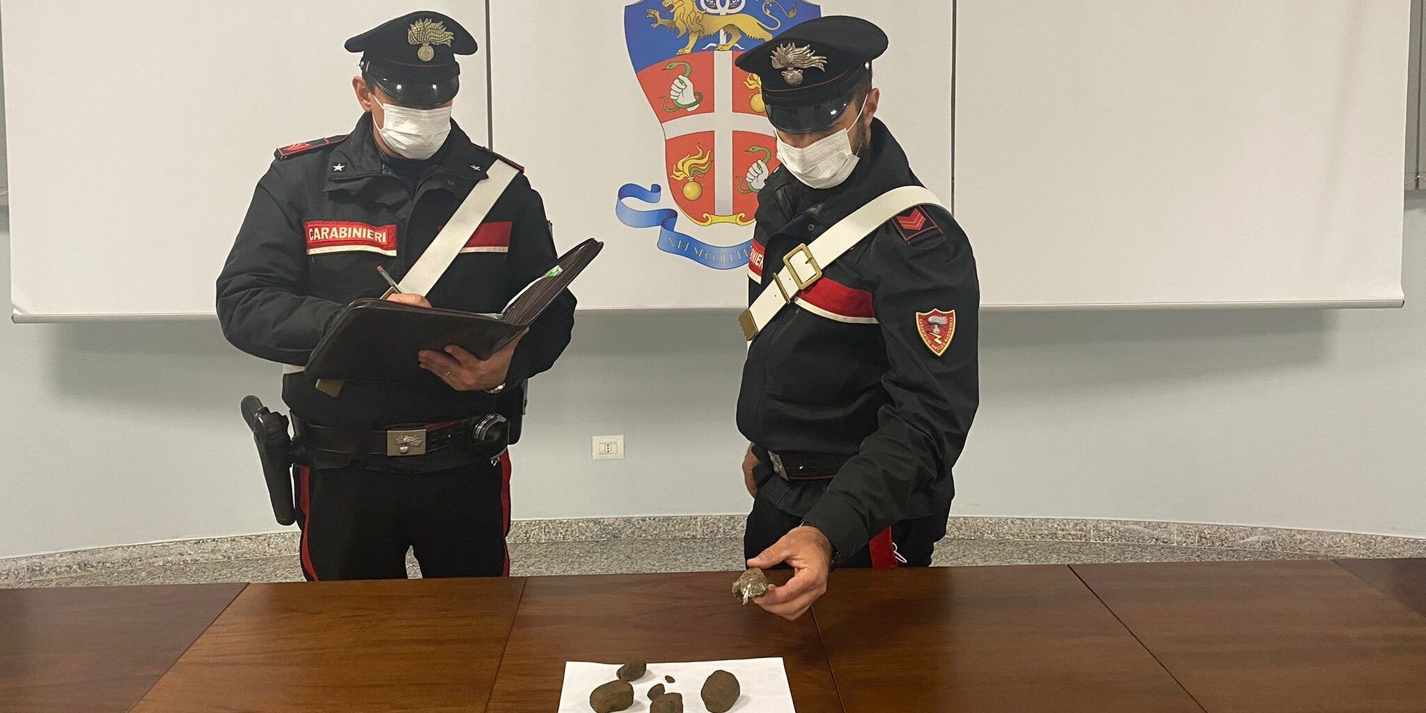 Detenzione e spaccio di stupefacenti, arrestato 22enne di Cosenza