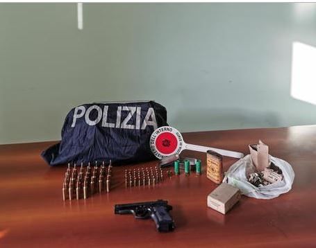 In casa con armi e polvere pirica nel Vibonese, denunciato