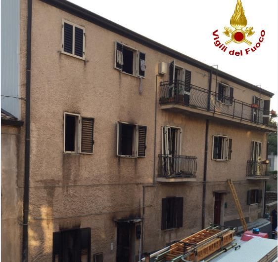 Incendio devasta una palazzina a Bisignano, nessun ferito