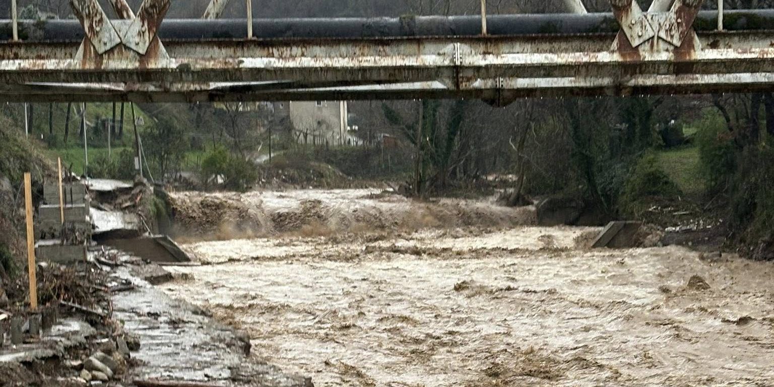 Calabria nella morsa del ciclone Ulrike: fiumi in piena, frane e raffiche oltre i 100 km/h – FOTO E VIDEO