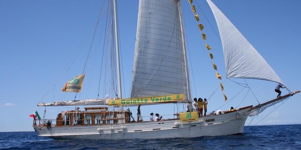 Goletta Verde lascia il Tirreno e arriva a Crotone