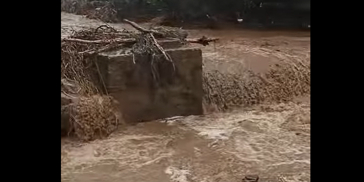 Condotta trascinata via dalla piena di un torrente, acquedotto interrotto nel Lametino