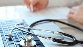 Rosarno, incendiato l’ingresso di un ambulatorio: la solidarietà dell’Ordine al dottor Ingegnere