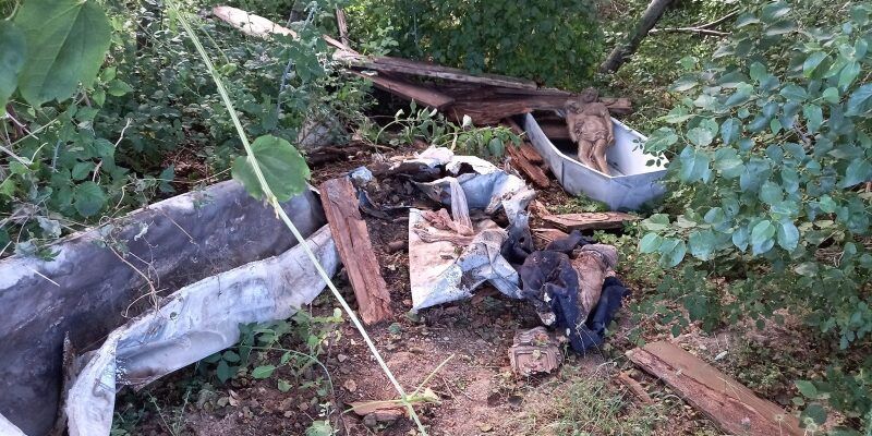 Cerisano, bare e oggetti sacri tra i rifiuti dell’ex discarica comunale