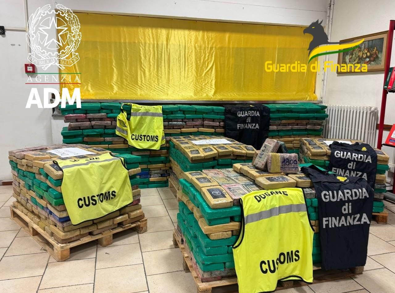 Due tonnellate di cocaina in un container di cacao a Livorno. «Tappa del narcotraffico in mano alla ‘ndrangheta» – FOTO E VIDEO