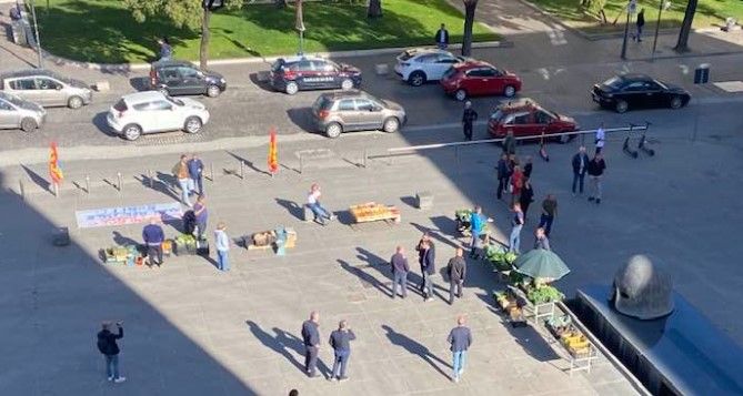 Cosenza, la protesta di contadine e contadini si sposta in Piazza dei Bruzi – FOTO