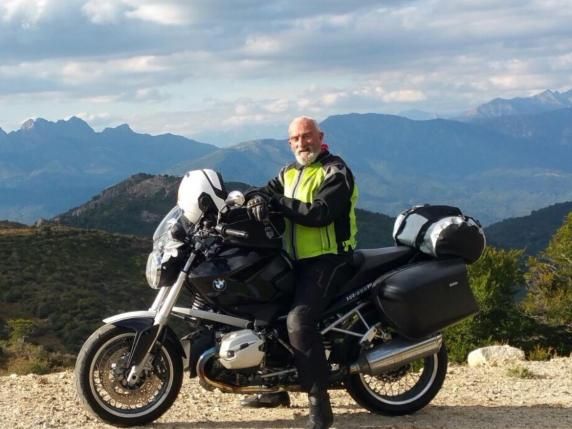 L’avvocato “biker” e l’impresa a quasi 80 anni: da Bergamo a Reggio in moto per un’udienza