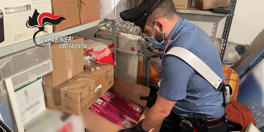 Banconote contraffatte e giochi pirotecnici illegali, un arresto
