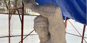 Fontana del Balilla a Cosenza, per settembre la fine dei lavori. Caruso riceve il giovane restauratore