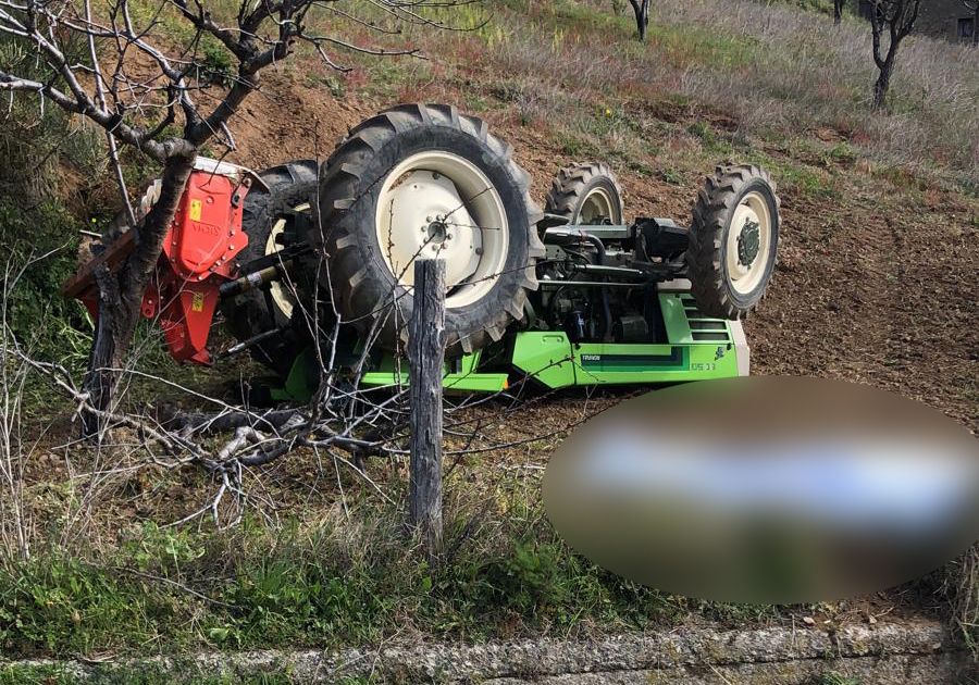 Incidente in campagna, agricoltore muore schiacciato dal trattore nel Rossanese