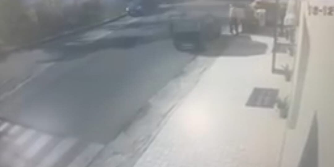 A Palmi auto a tutta velocità sfiora un pedone: vivo per miracolo – VIDEO