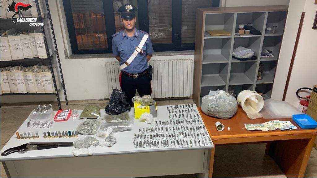 Isola Capo Rizzuto, sorpreso dai carabinieri con droga e fucile a canne mozze