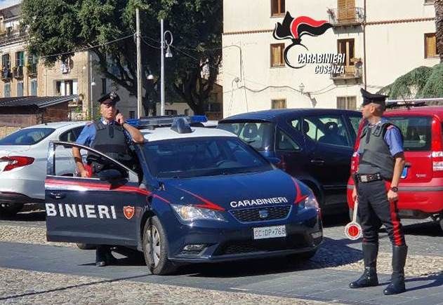 Tenta di rubare su un'auto, fermato 29enne di Cosenza