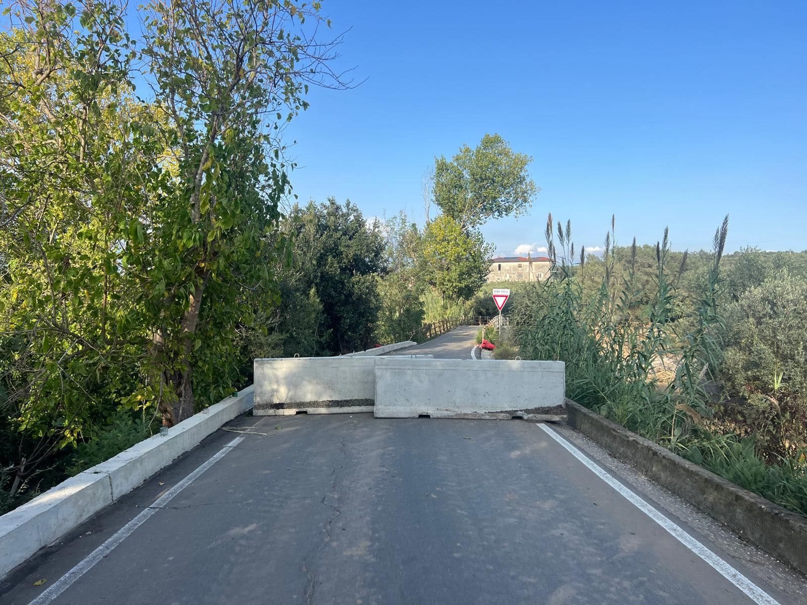 Allagamenti e frane a San Pietro a Maida, centro (ancora) quasi del tutto isolato. «Chi deve intervenire lo faccia rapidamente»