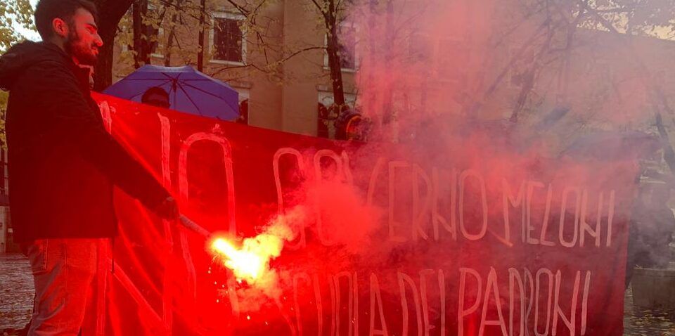Cosenza, studenti in corteo contro il governo Meloni: no alla scuola dei padroni