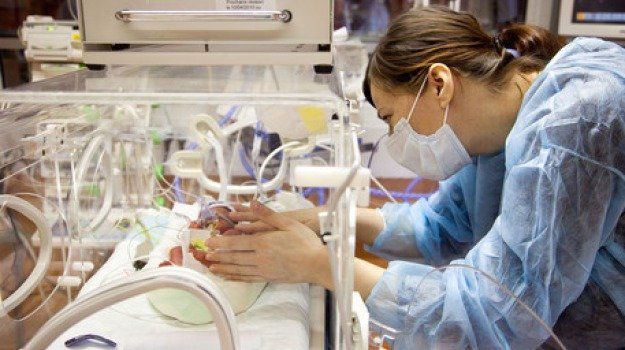 Covid, torna a casa il neonato ricoverato in Terapia intensiva a Cosenza