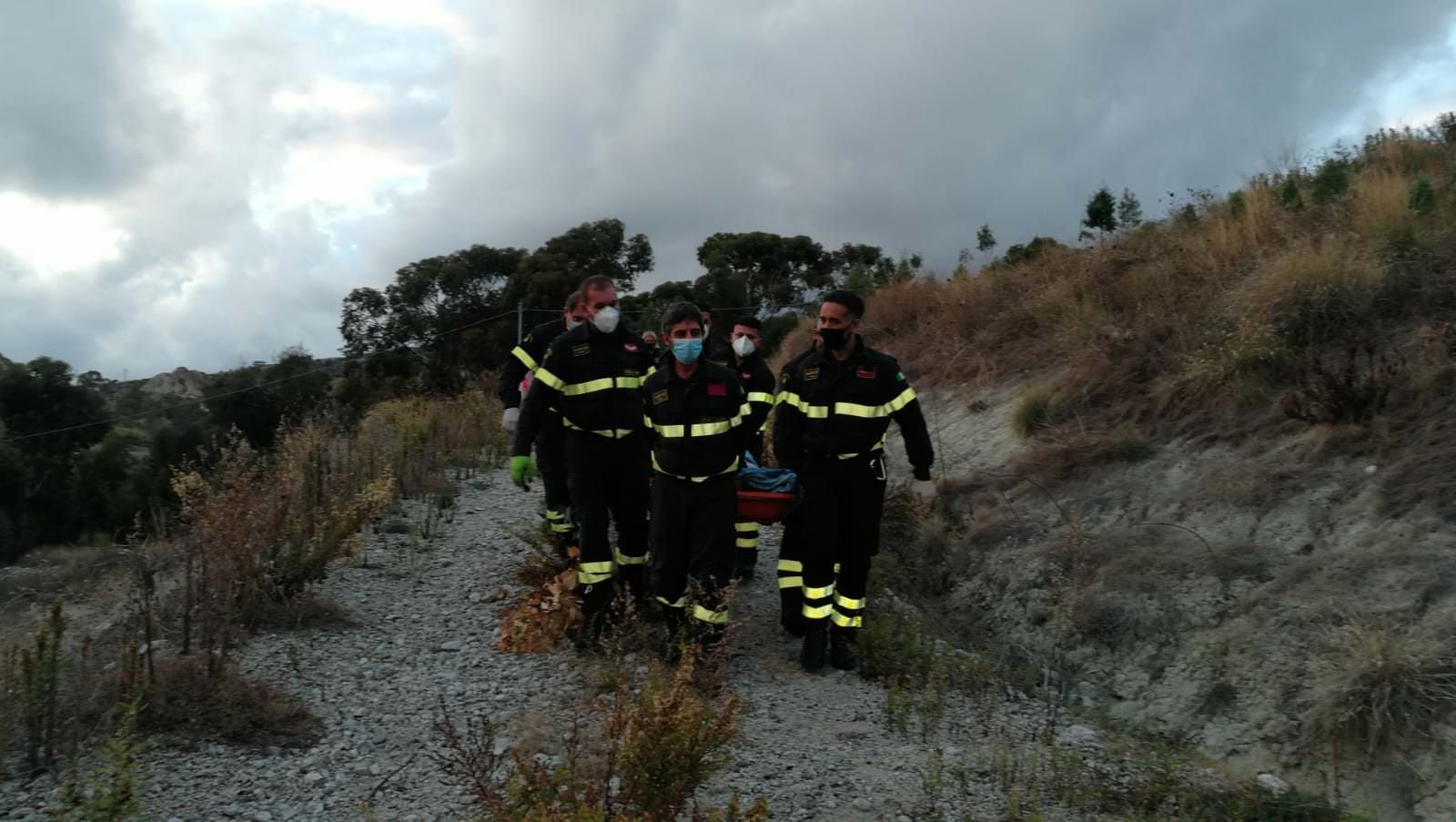 Pesa 180 kg, trasportato in barella dai Vigili del fuoco per ricoverarlo
