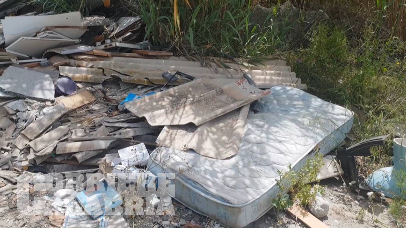 20.20 | Bomba ecologica a Siderno: «Fiume invaso dai rifiuti ma nessuno ci ascolta»