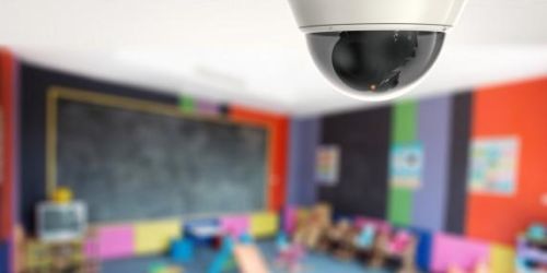 «Coccole» alle bimbe in asilo, maestro incastrato dalle telecamere