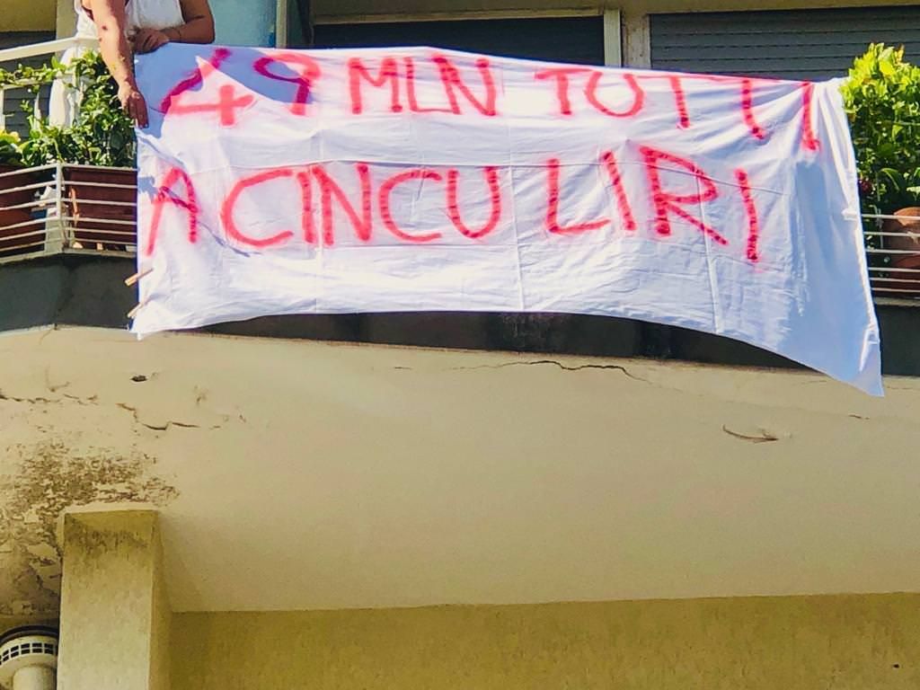 «I 49 milioni “a cincu liri”». Striscioni a Soverato per accogliere Salvini – FOTO E VIDEO